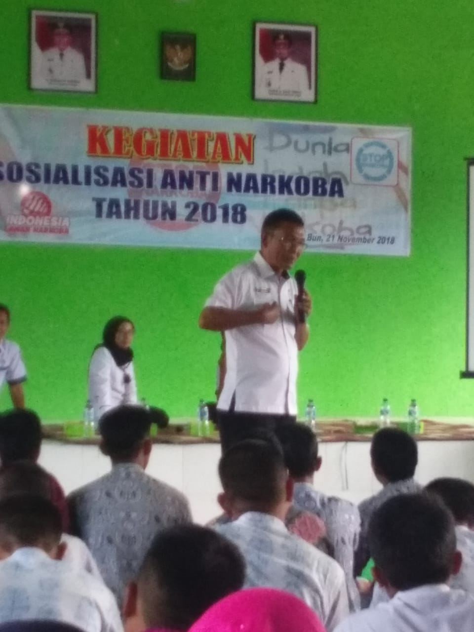 Narasumber dari BNN Kabupaten Kobar memberikan pengarahan pada kegiata sosialisasi anti narkoba bagi pelajar di Kobar.