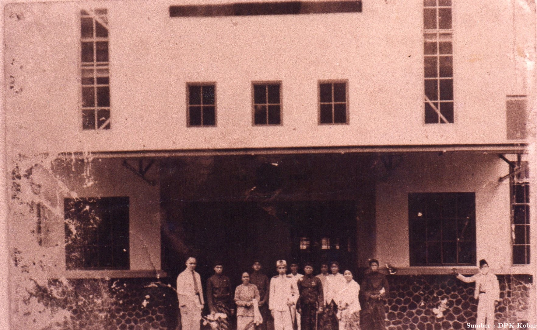 P.R. Sukma Alamsyah dan Permaisuri di Stasiun Solo, tahun 1936.