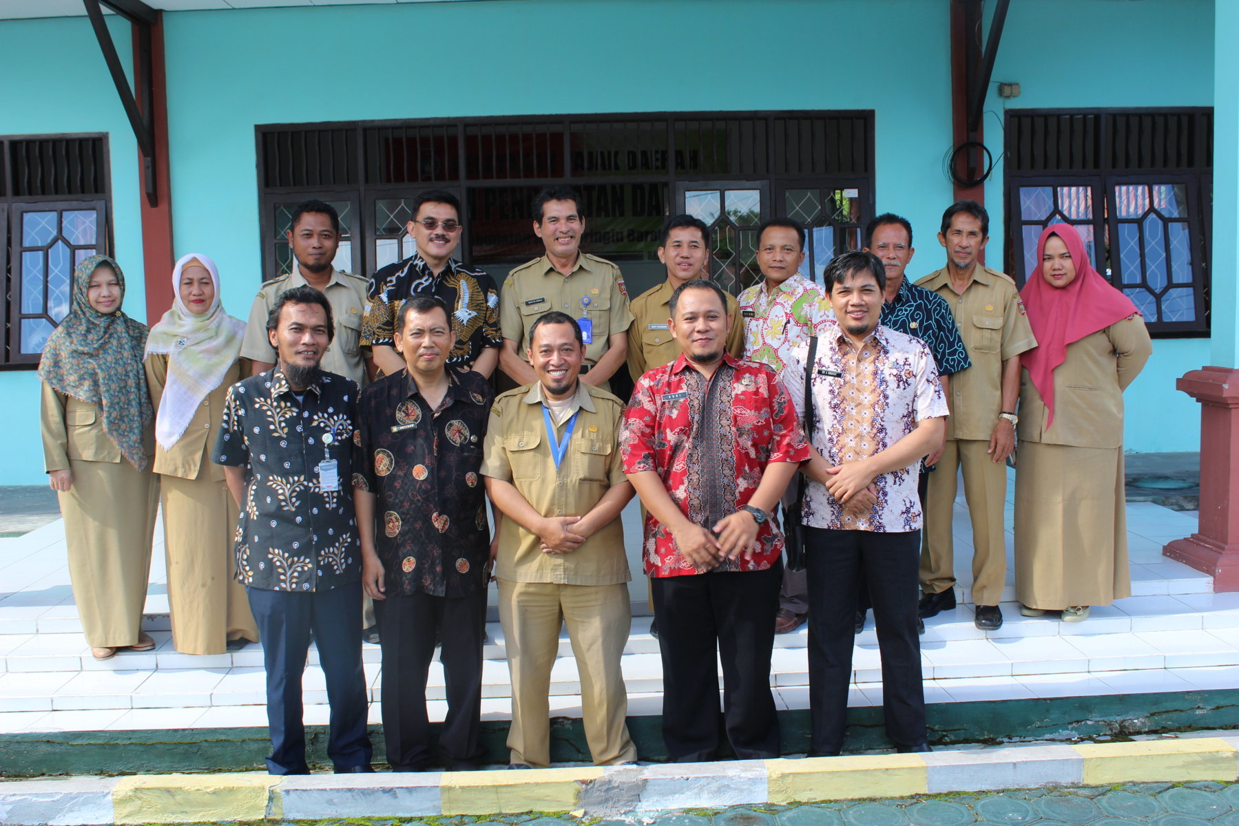Foto bersama antara Badan Pendapatan Daerah Kabupaten Kotawaringin Barat dan Dinas Komunikasi Informatika  dan Statistik Kota Cirebon.