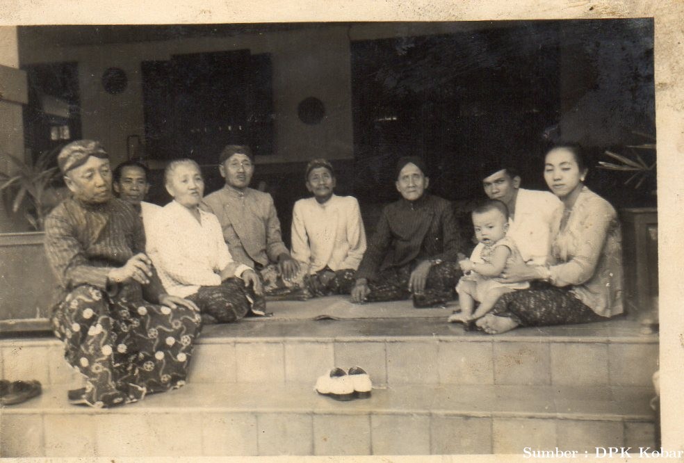 P.R. Alamsyah dan Permaisuri bersama Putra P.R. Alidinsukma Alamsyah Sultan XV, tahun 1946.