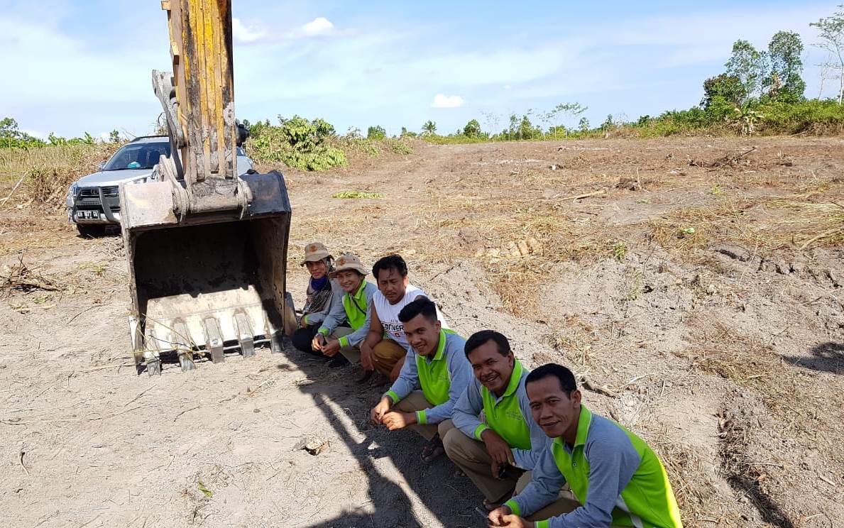 Tim Monitoring Alat Berat Dinas TPHP memantau langsung pelaksanaan pembersihan lahan petani Batu Belaman