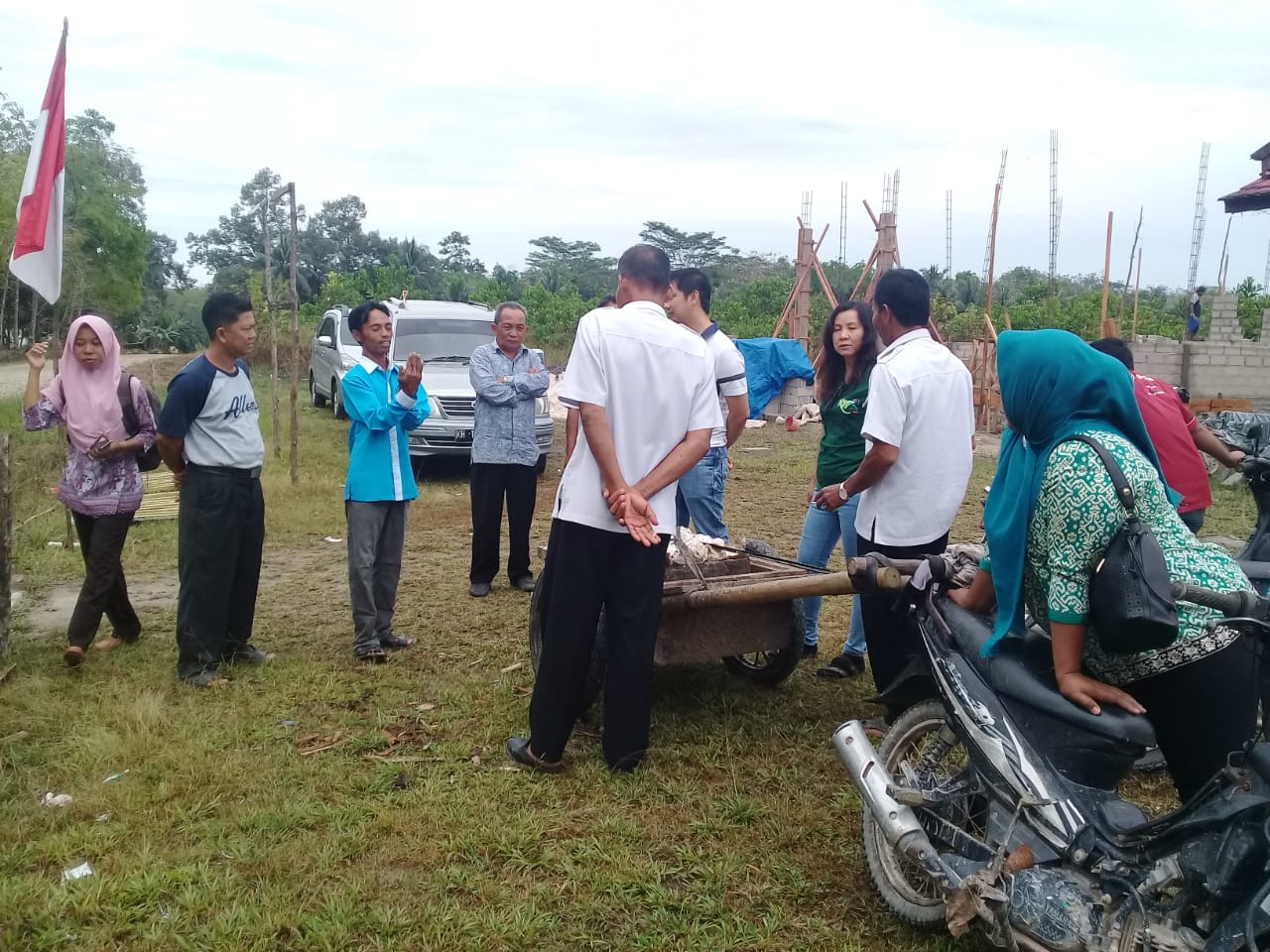 Pengurus Lembaga Ekonomi Masyarakat bersama Direktur Operasional PT NKP meninjau lokasi Gudang Penyimpanan Bokar