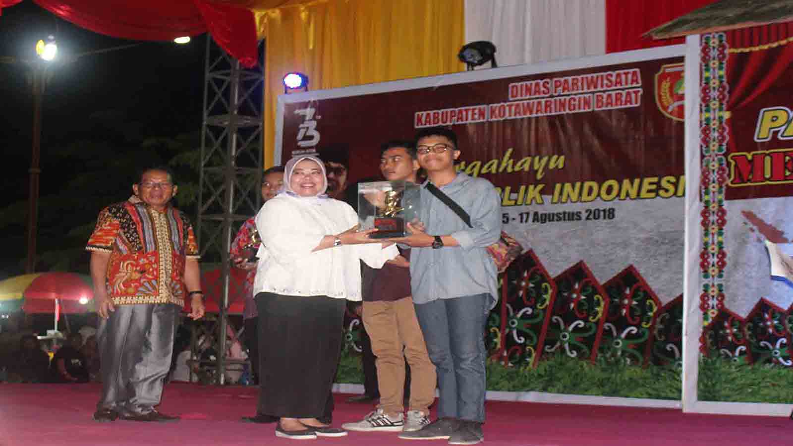 Penyerahan piala bergilir Juara Pertama Lomba Vocal Group dari SMA Negeri 1 Pangkalan Bun oleh Bupati Kotawaringin Barat Hj Nurhidayah.