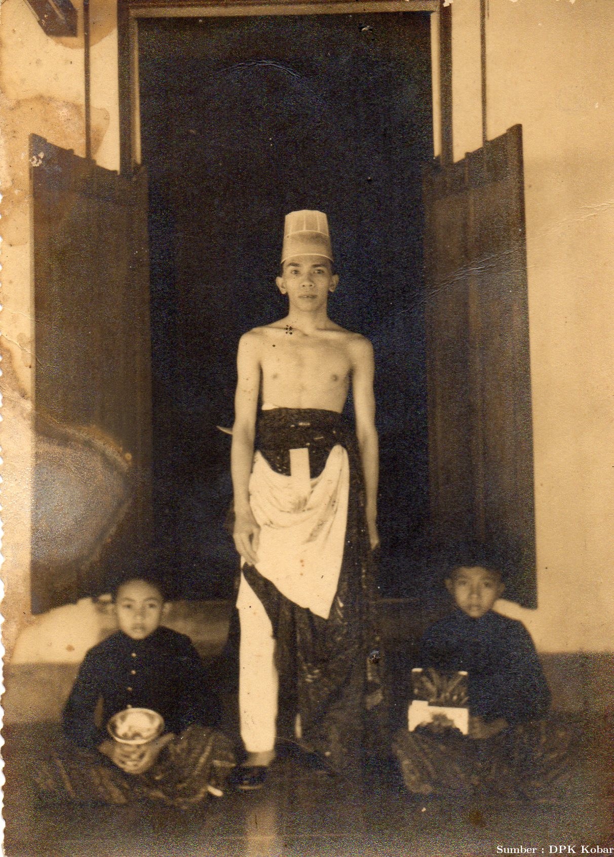 P.R. Alamsyah mengenakan pakaian adat jawa di Solo, tahun 1942.