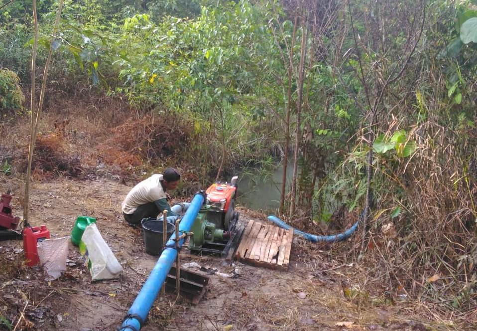 Pompa air bantuan Dinas TPHP digunakan untuk menyiram tanaman semangka