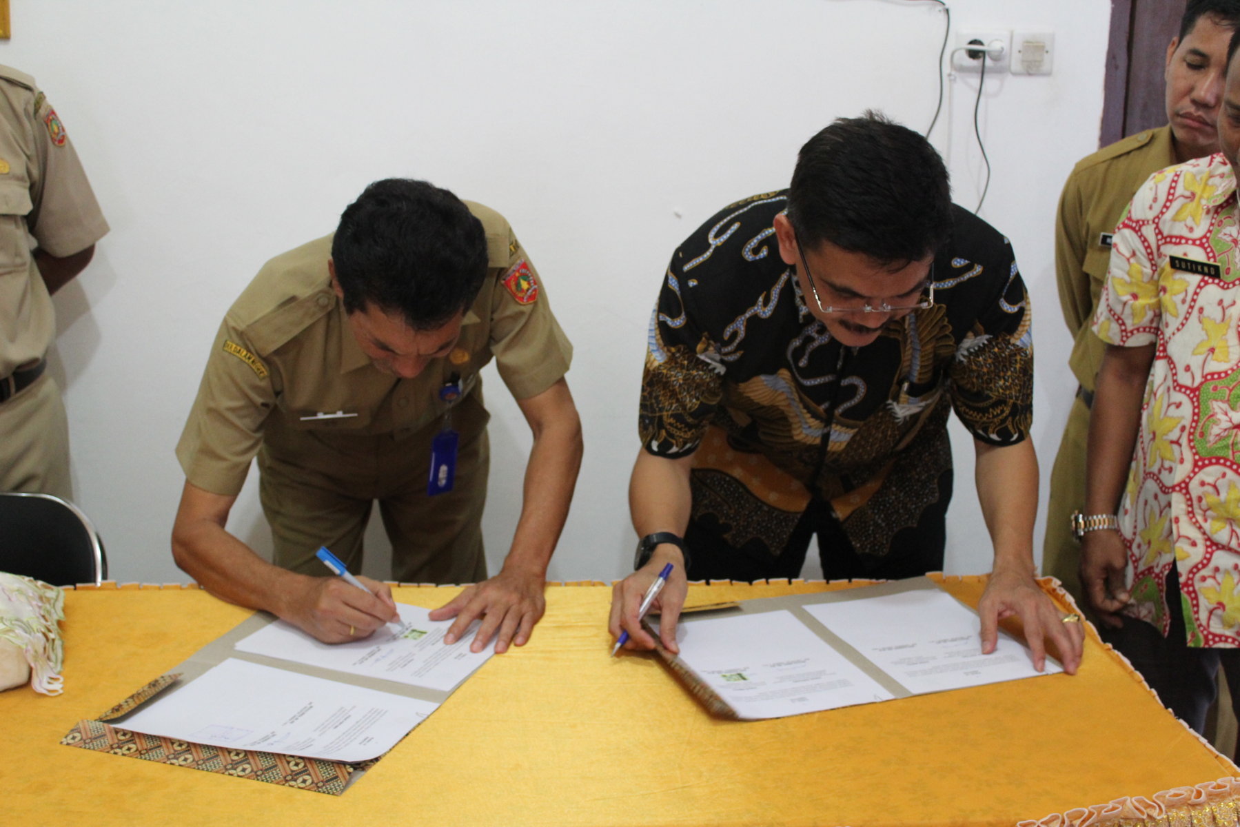 Penandatanganan Perjanjian Kerja Sama oleh Kepala Badan Pendapatan Daerah Kabupaten Kotawaringin Barat dan Kepala Dinas Komunikasi Informatika dan Statistik Kota Cirebon.