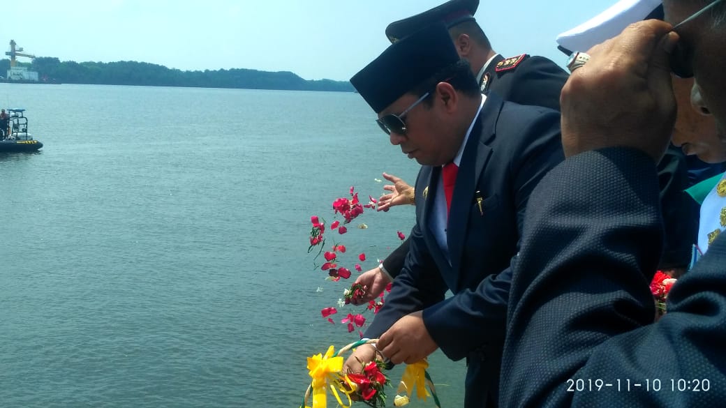 Wakil Bupati Kotawaringin Barat Ahmadi Riansyah sedang melakukan tabur  bunga di kawasan perairan Pelabuhan Panglima Utar Kumai  Kalimantan Tengah
