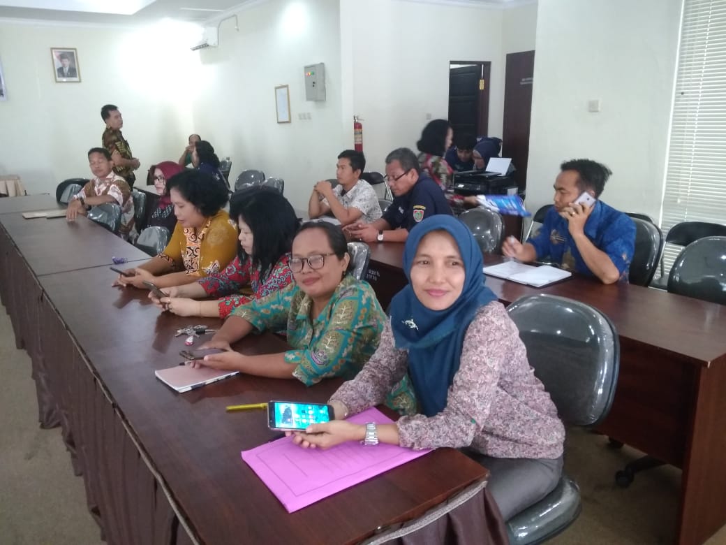 Perwakilan Dinas TPHP Kobar Maryami (jilbab biru) saat mengikuti rapat TBS di Palangka Raya.