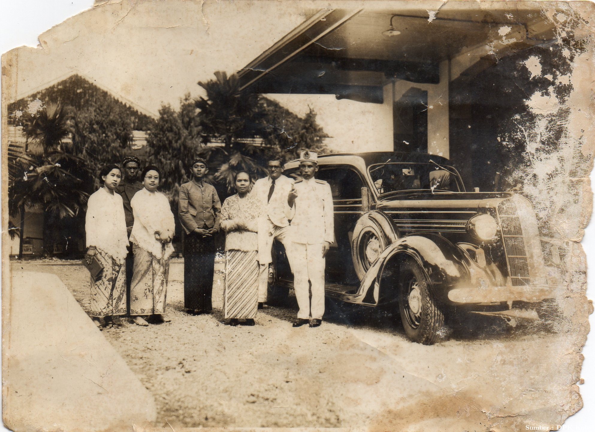 P.R. Sukma Alamsyah Sultan XIII dan Permaisuri di Solo, tahun 1936.