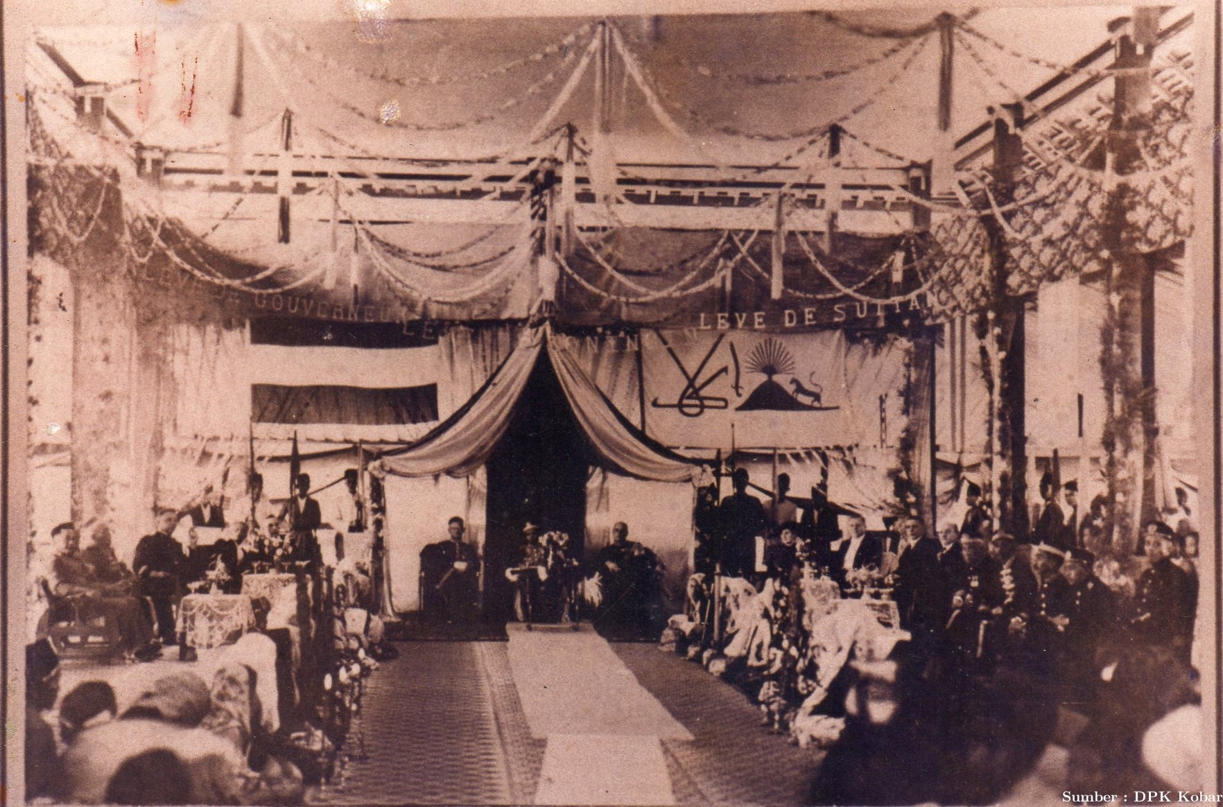 Penobatan Sultan XIV P.R. Alamsyah di Istana Kuning, tahun 1939.