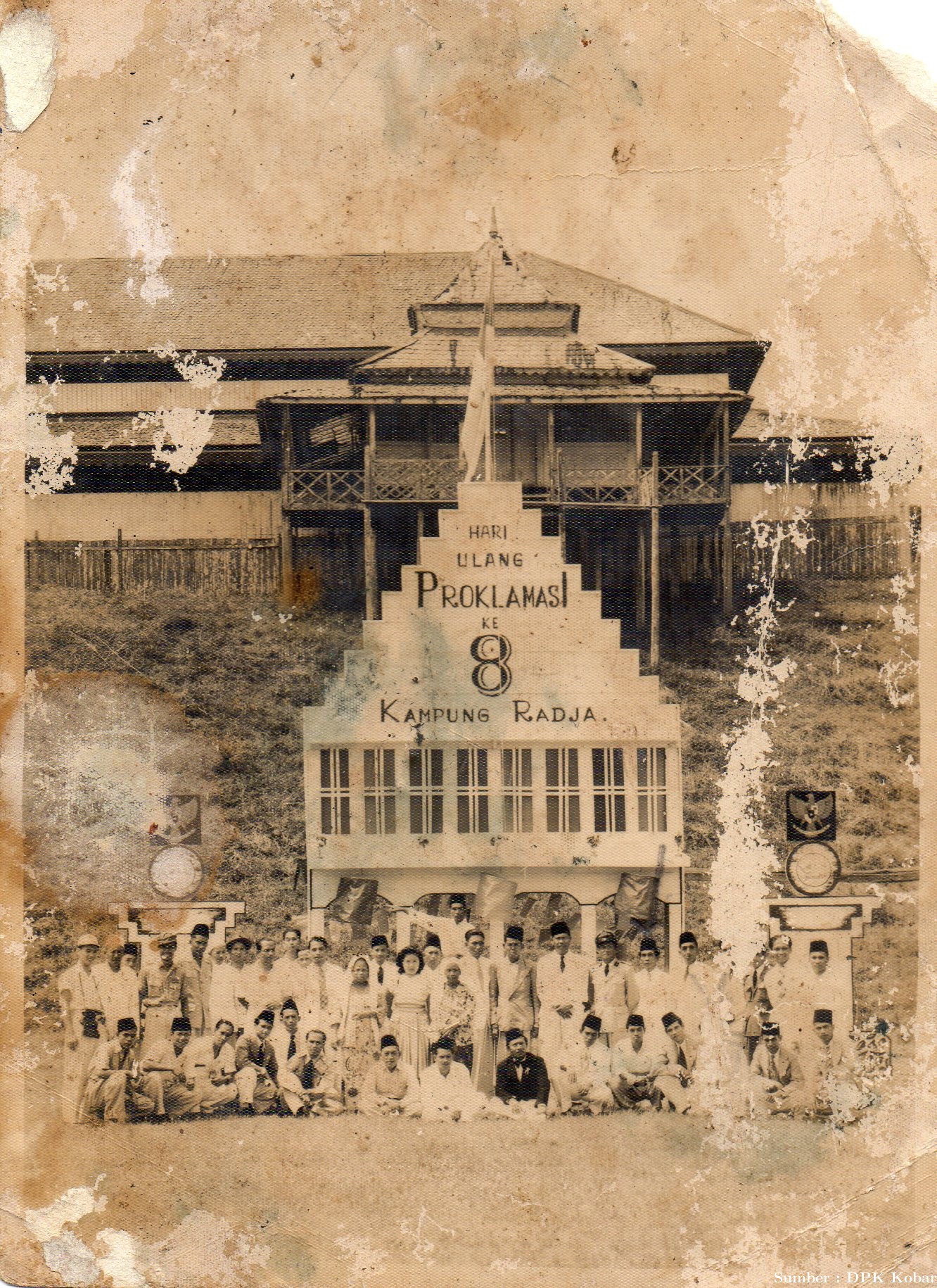 Peringatan HUT RI ke-8 di Alun-Alun Istana Indra Sari, tahun 1953.