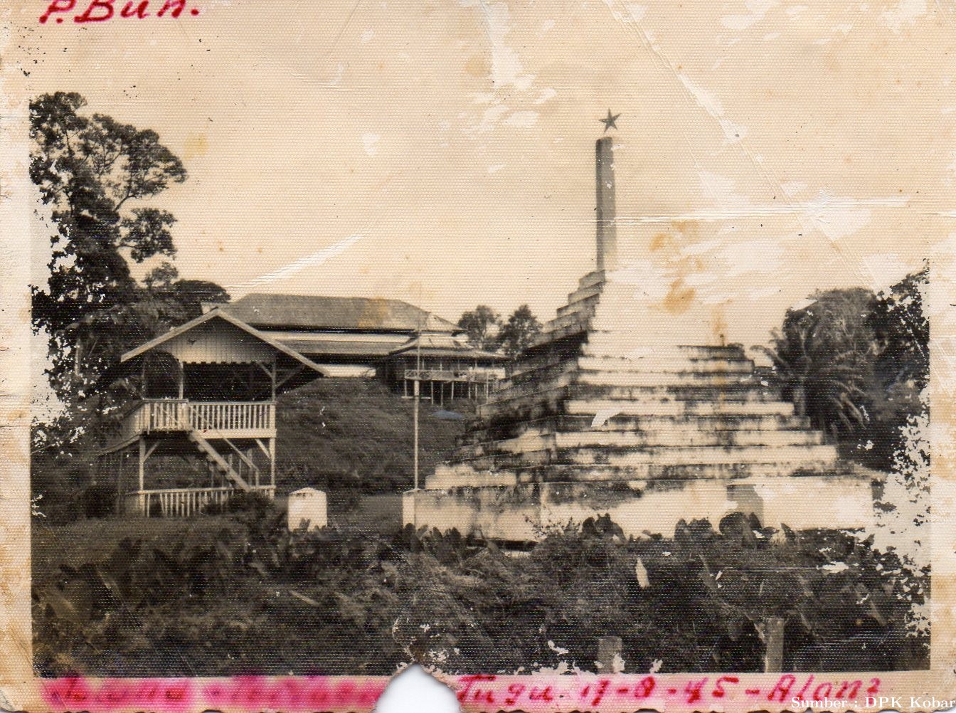 Tugu Perjuangan 17 Agustus 1945 di Alun-Alun Istana Indra Sari, tahun 1953.