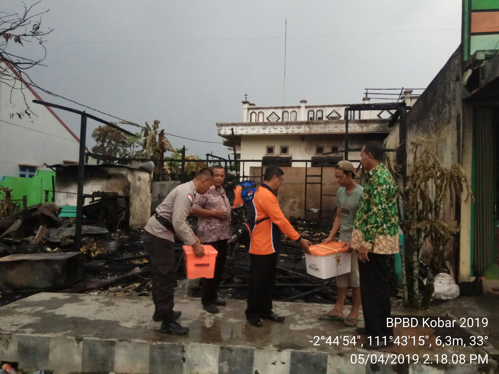 penyerahan bantuan pada keluarga korban didampingi oleh aparatur kelurahan dan babinsa 