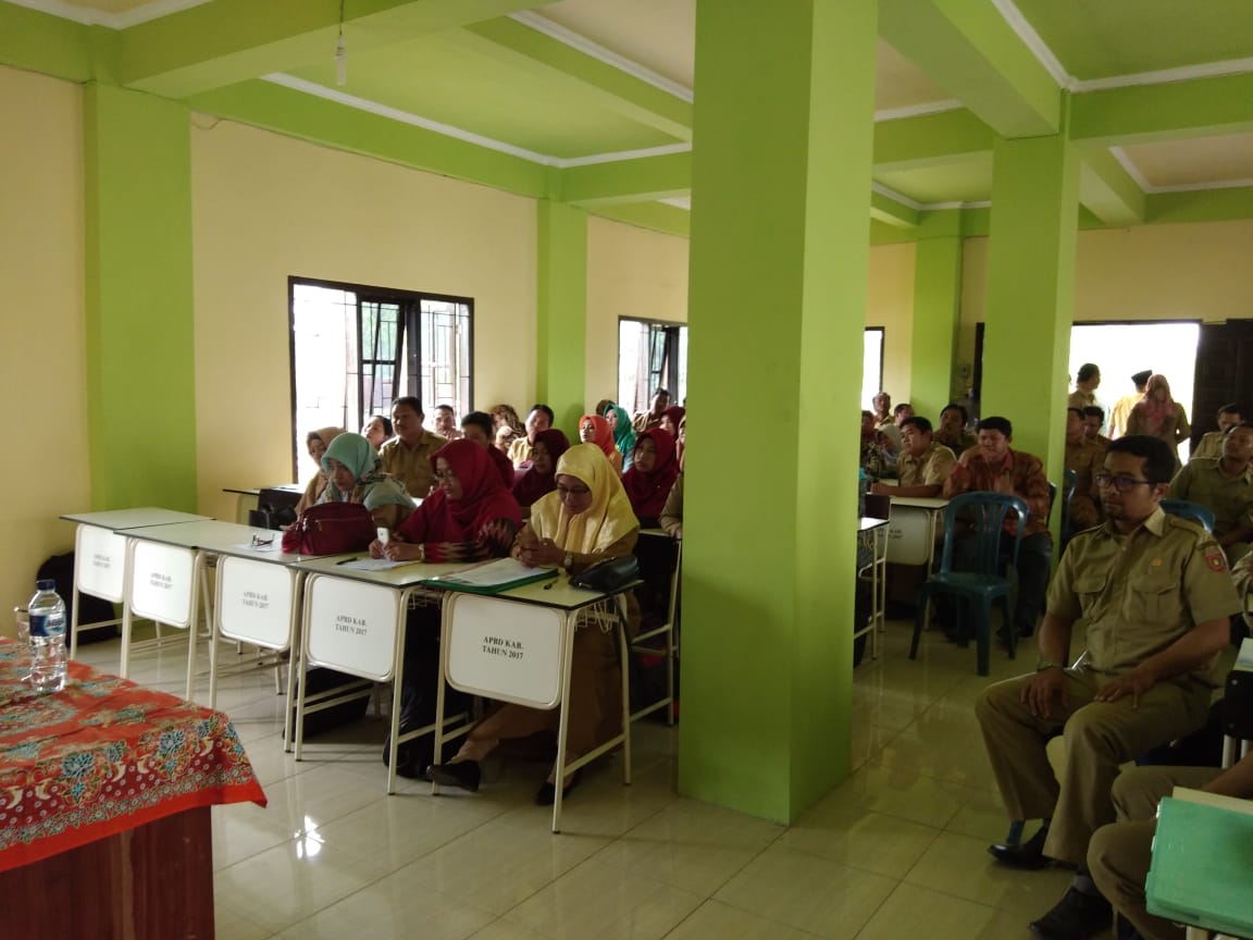 Peserta kegiatan pendidikan dan pelatihan mutu pendidik melalui MGMP SMP/MTs Kabupaten Kotawaringin Barat.